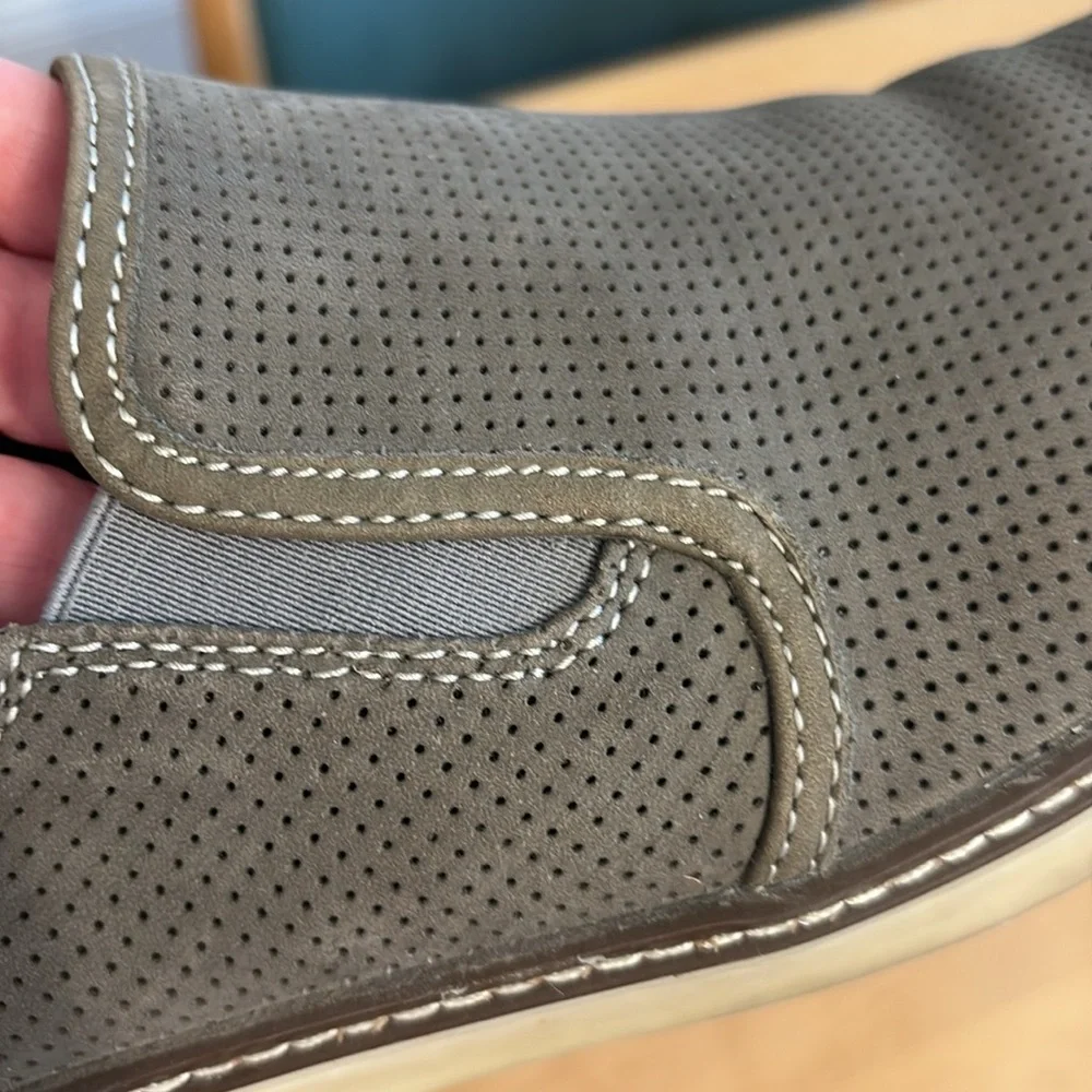 Men’s Johnston & Murphy McGuffey Gray Slip-On Perforated Suede Loafer. Size 10.5